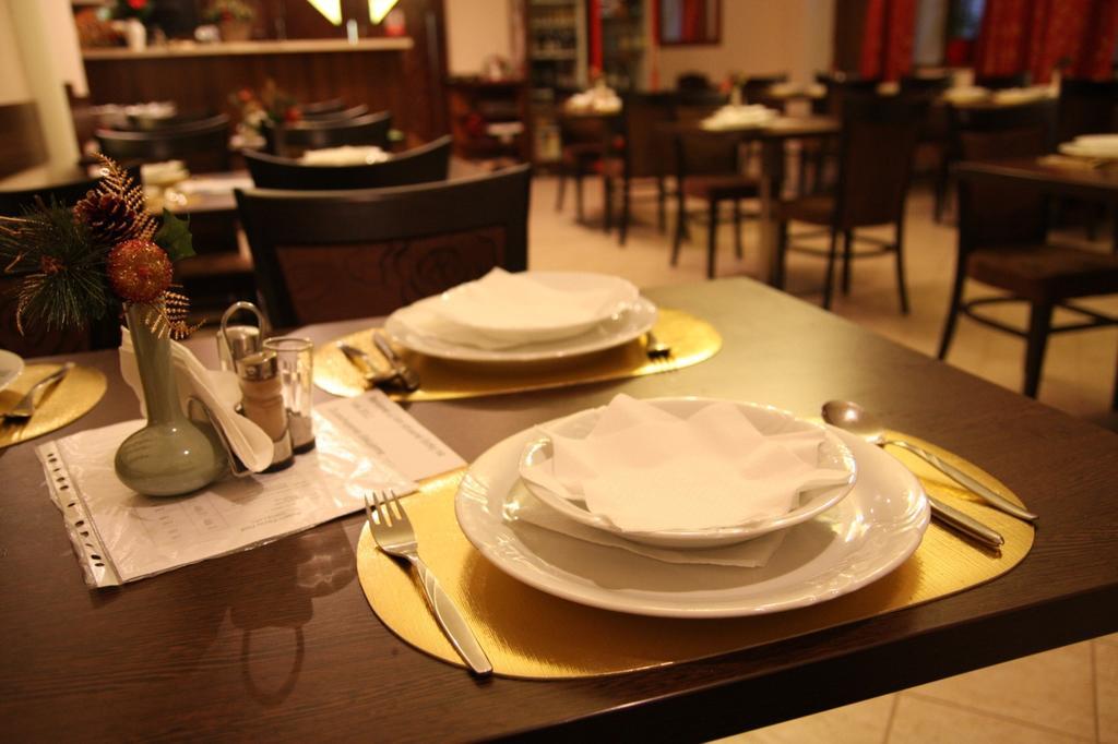 Hotel Cierny Orol Roznava Luaran gambar